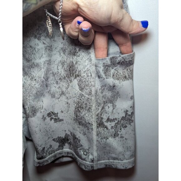 Omantic Women's Black And Gray Marble Print Biker Shorts Women's Size Medium - Picture 3 of 12